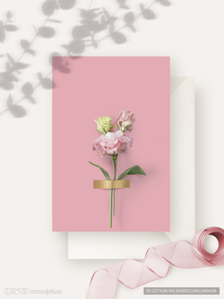 粉色背景中的精致花朵