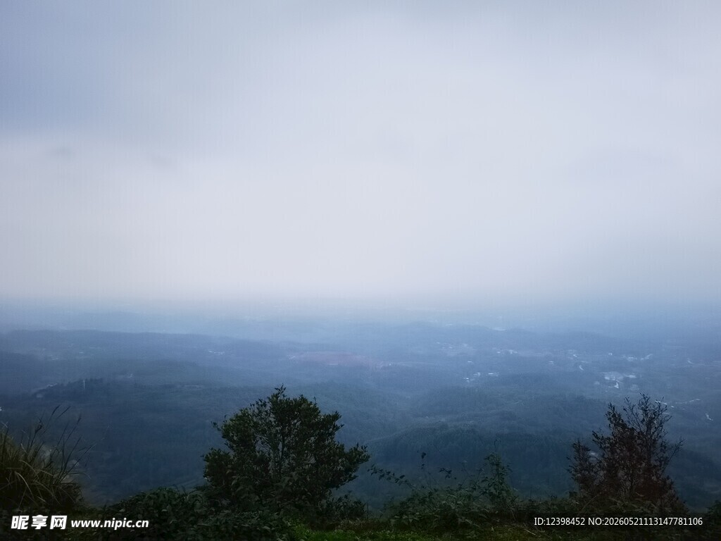 雾霭山林远景