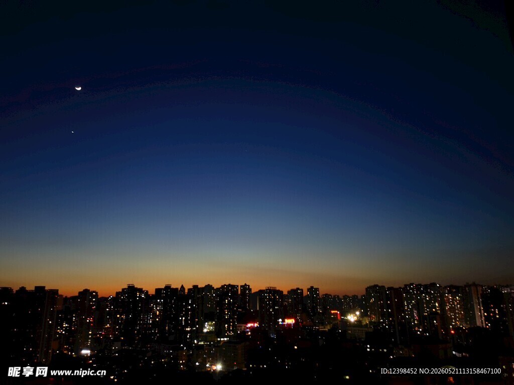 城市夜幕降临时的天际线