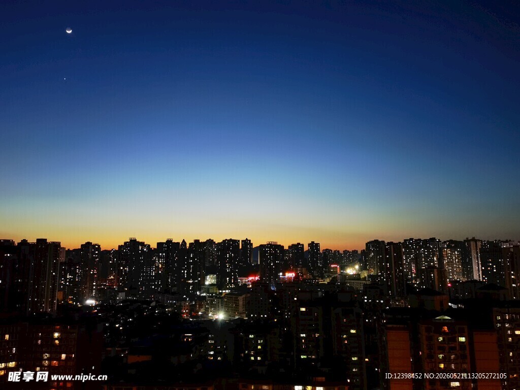 城市夜幕下的璀璨天际线