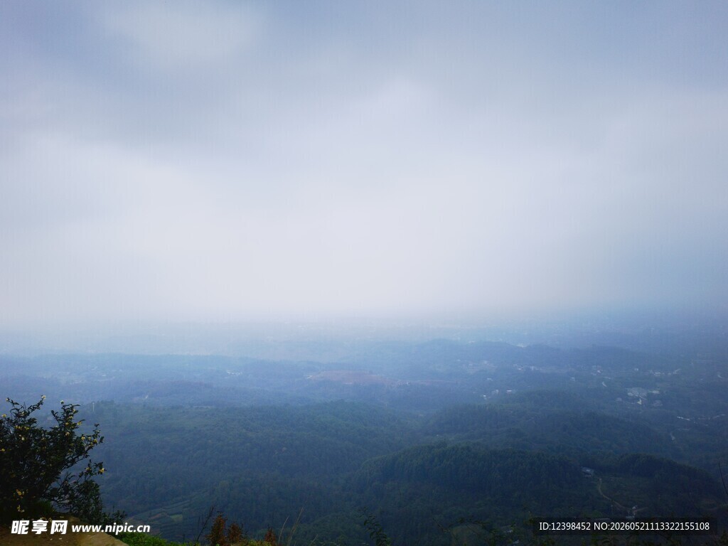 山顶远眺云雾缭绕之景