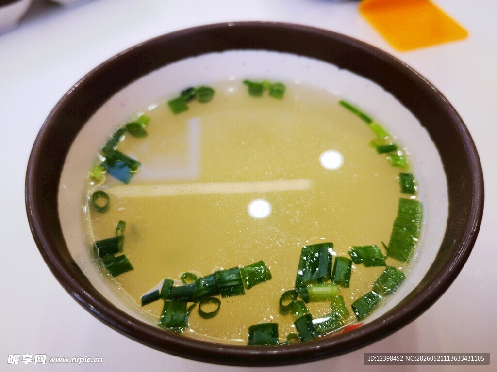 一碗葱花点缀的鲜鸡汤