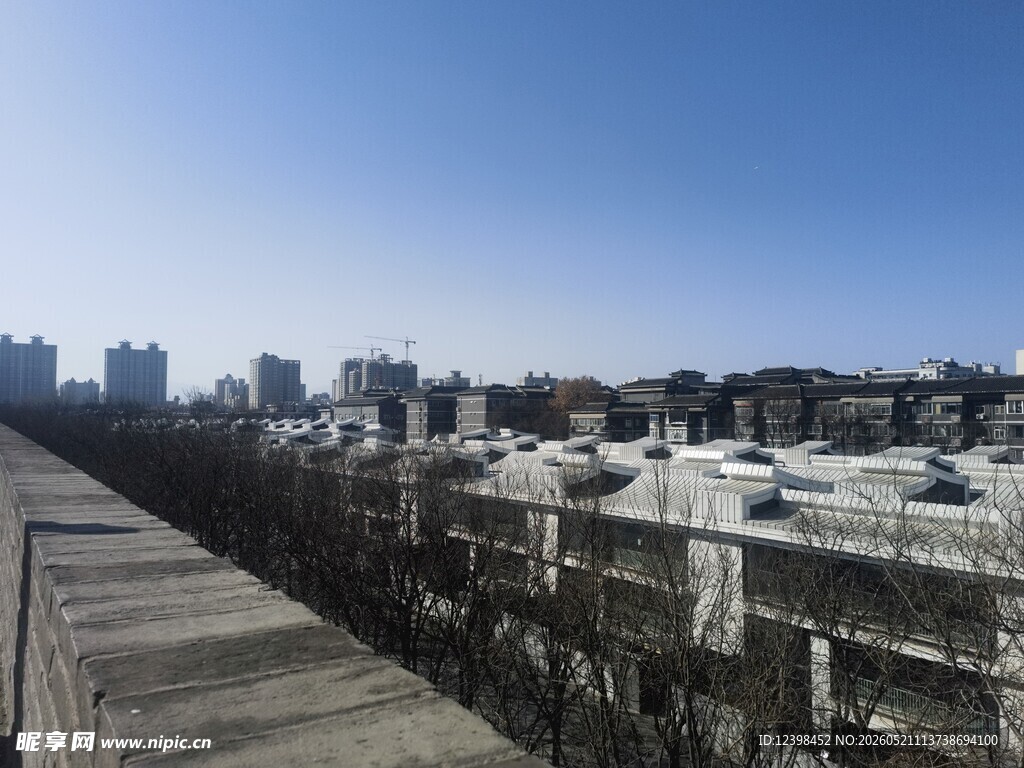 城市天际线与木质步道景观
