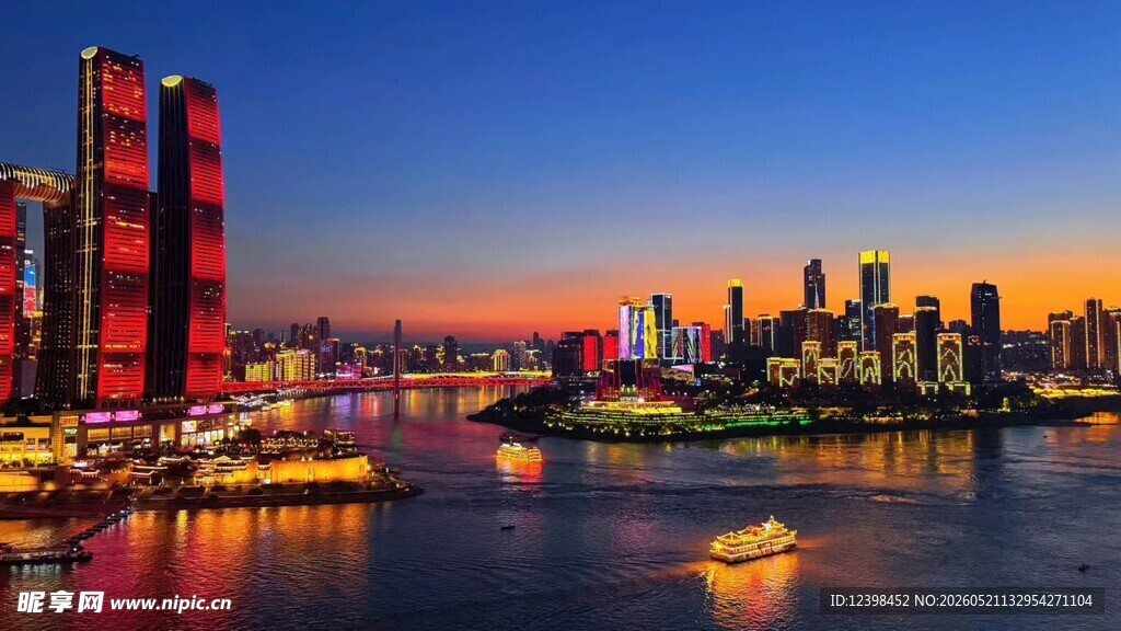 城市江畔璀璨夜景