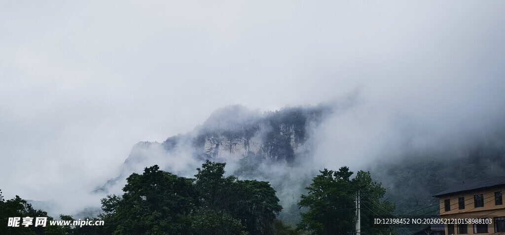 云雾缭绕的山峦与建筑