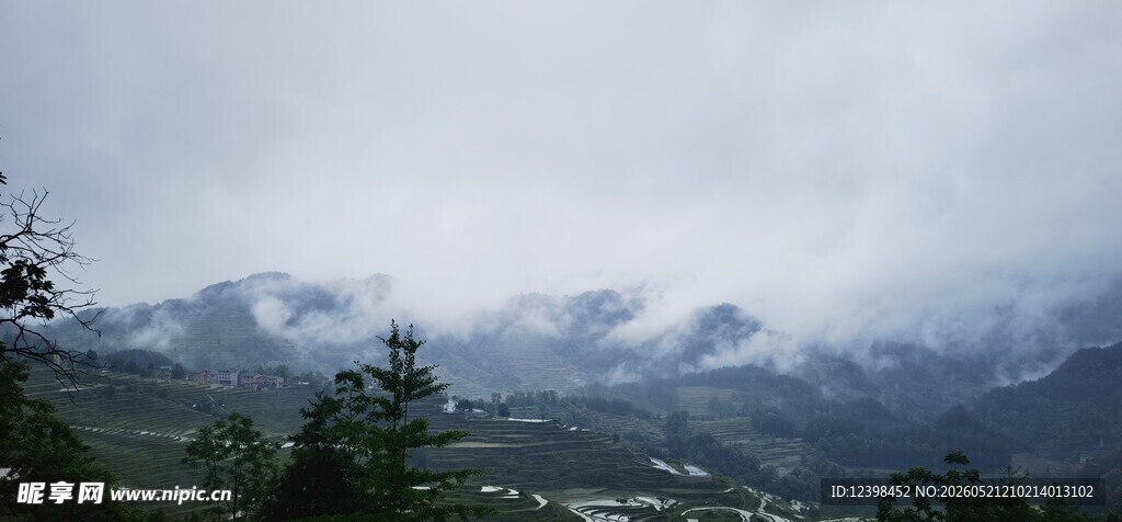 云雾缭绕的山间景色