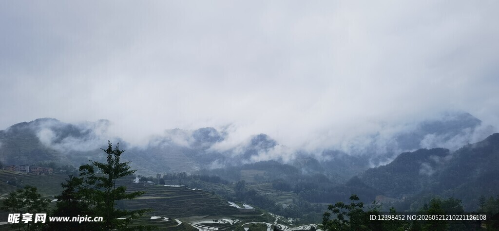 云雾缭绕的山间景致