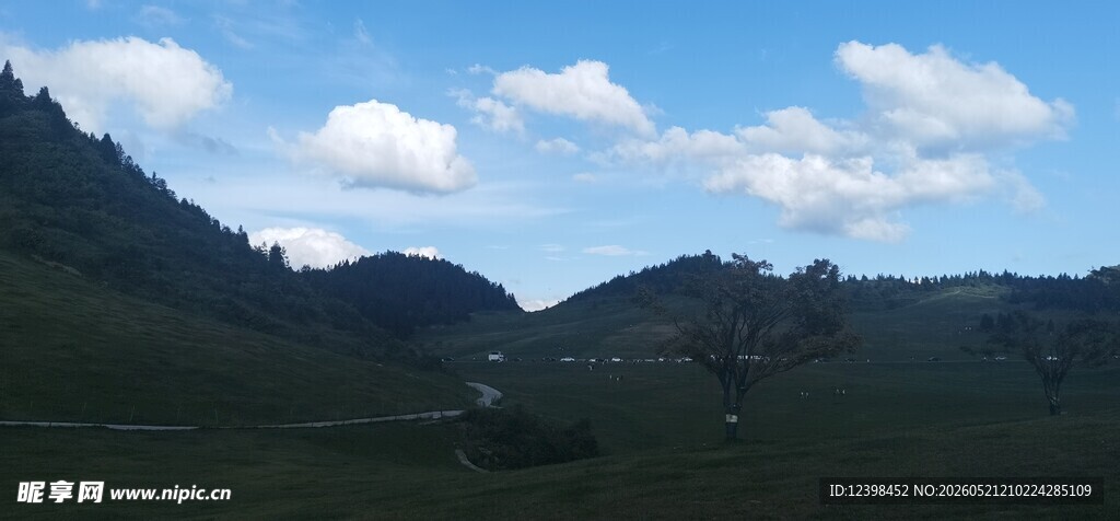 蓝天白云下的山峦美景