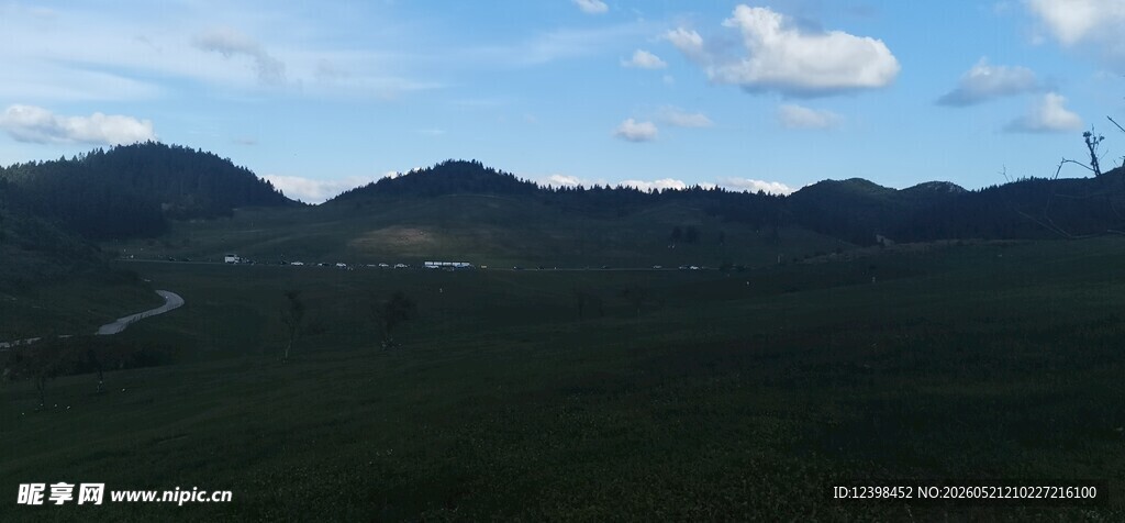 山峦蓝天美景