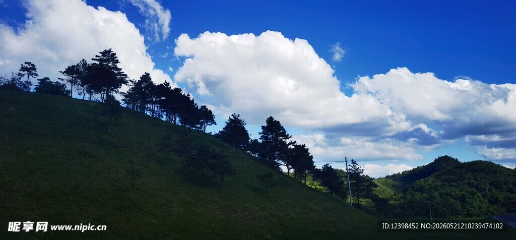 蓝天白云下的山峦美景