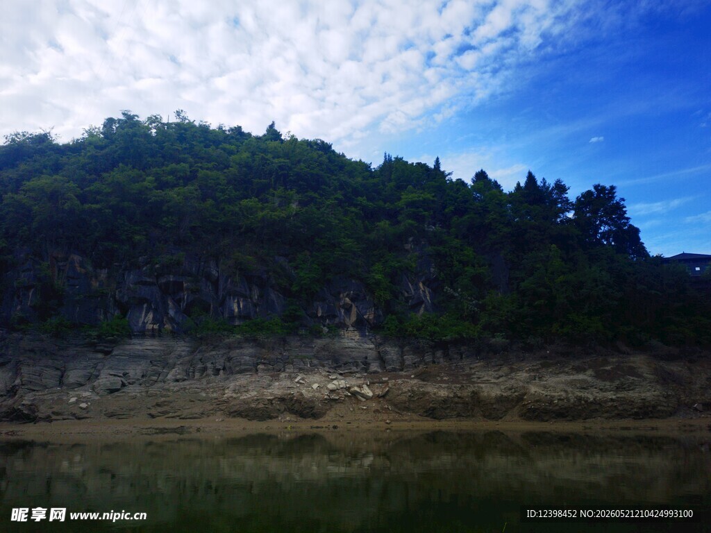 青山蓝天间的自然景致