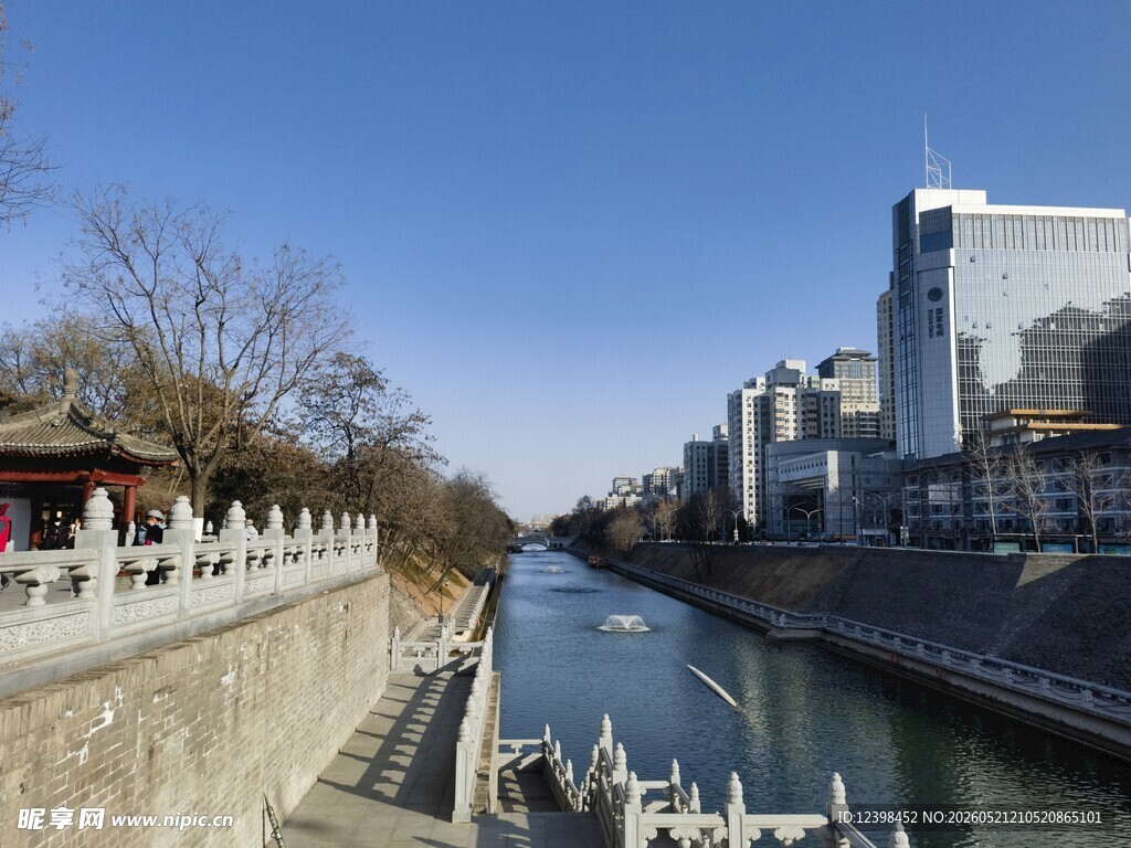 城市河畔风光