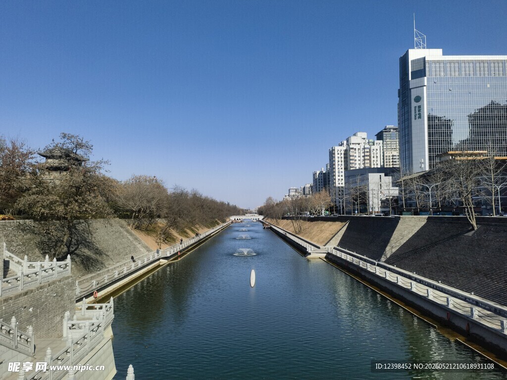 城市河道旁的现代建筑景观