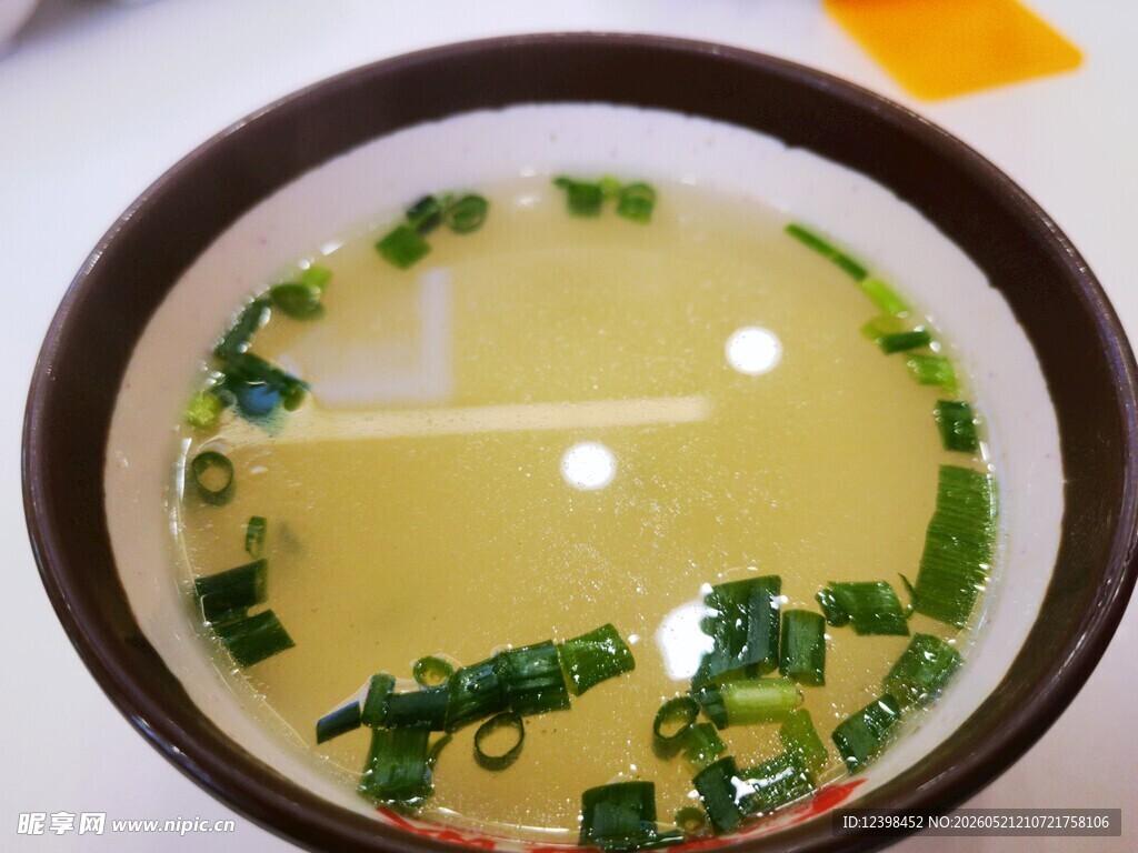 葱花点缀的清澈鲜汤