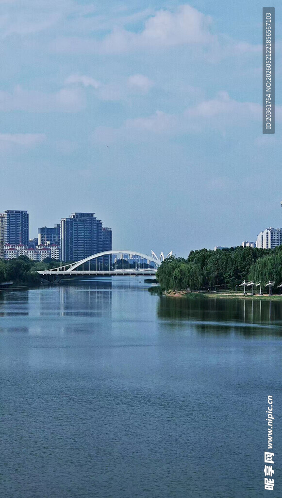 河畔城市风光