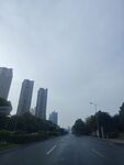 城市道路旁的高楼景观