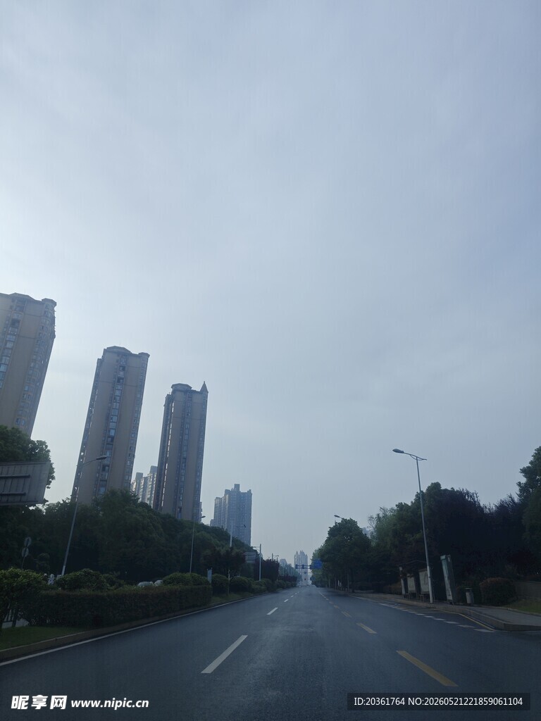 城市道路旁的高楼景观