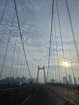 夕阳下的宏伟跨江大桥