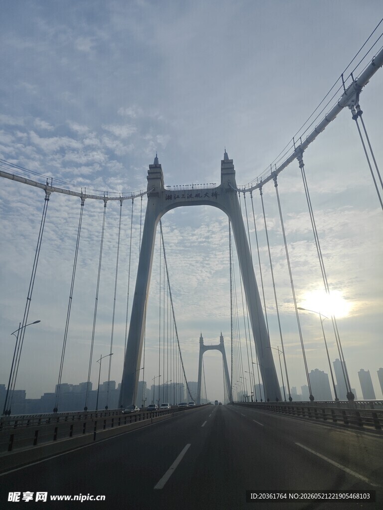 夕阳下的宏伟跨海大桥