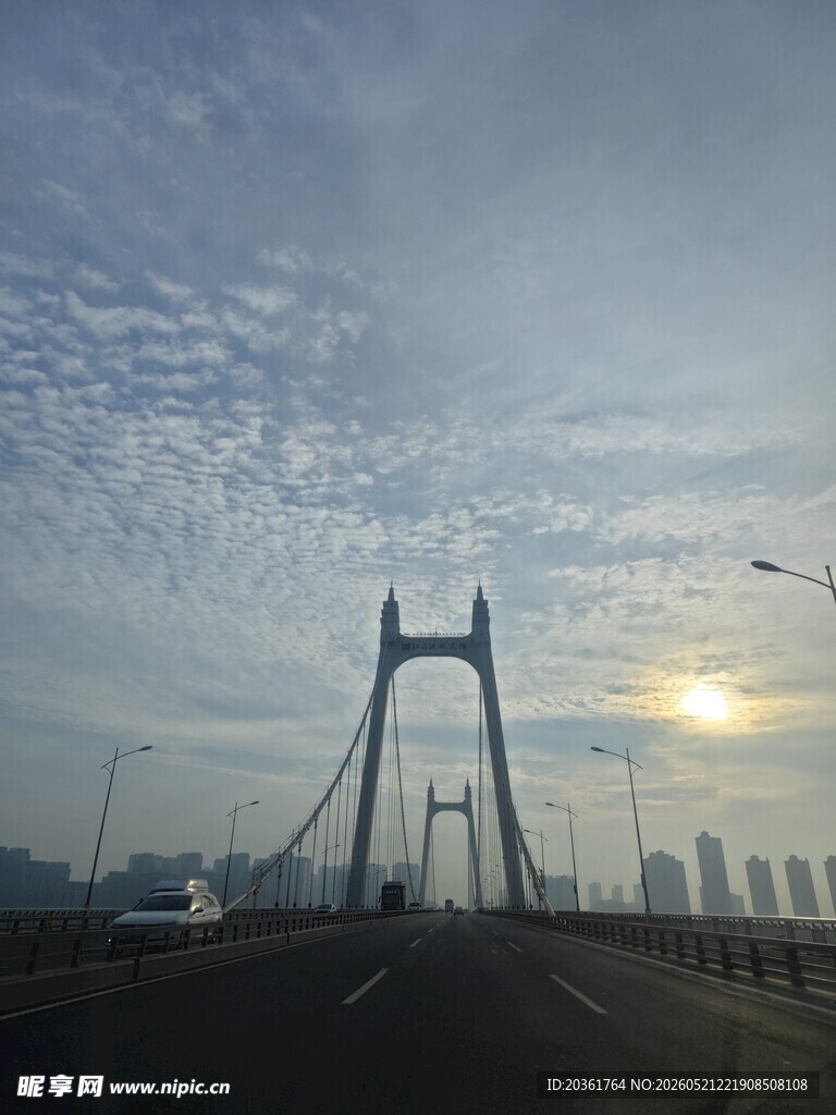 夕阳下的宏伟跨海大桥
