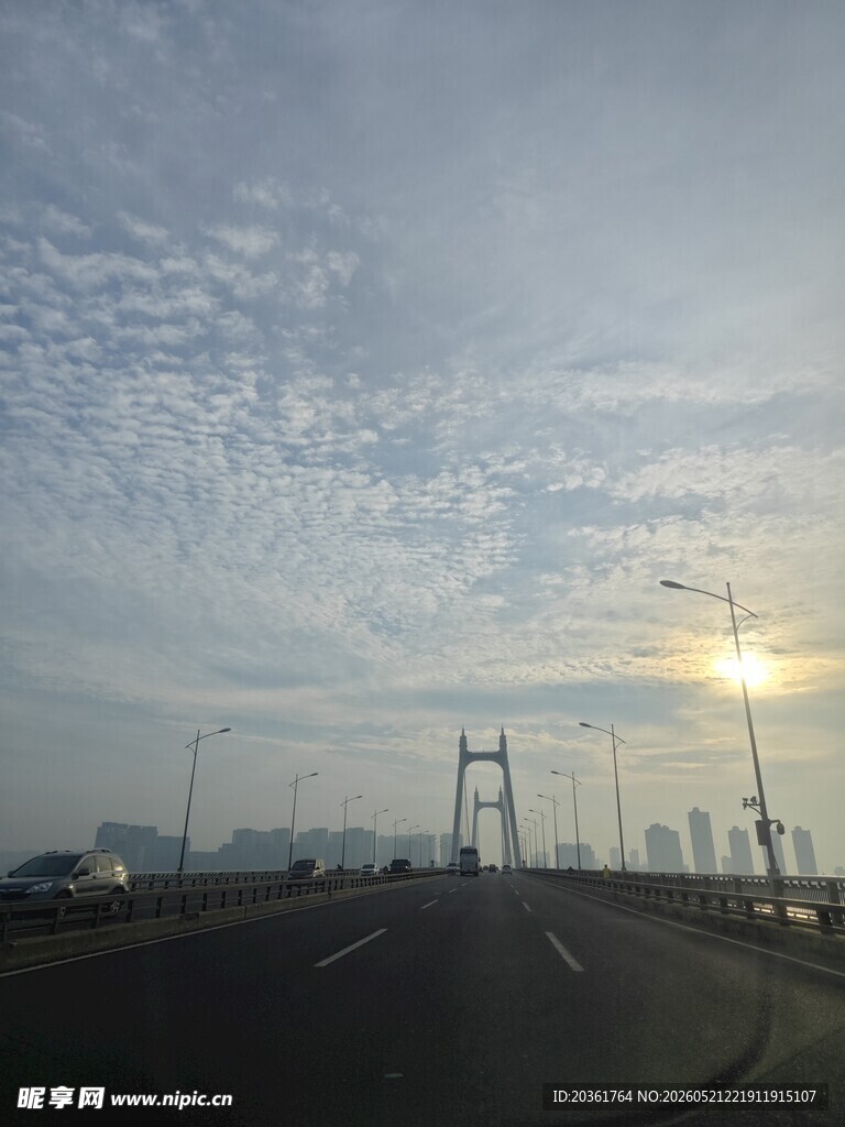 夕阳下的大桥公路风景
