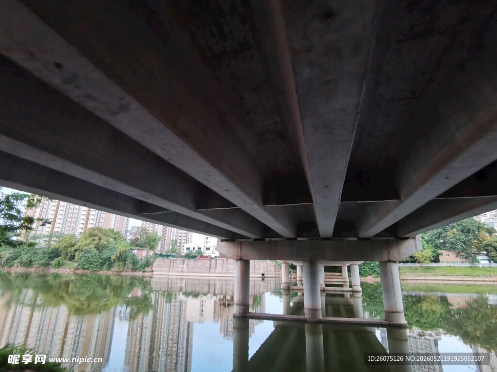 桥下风景