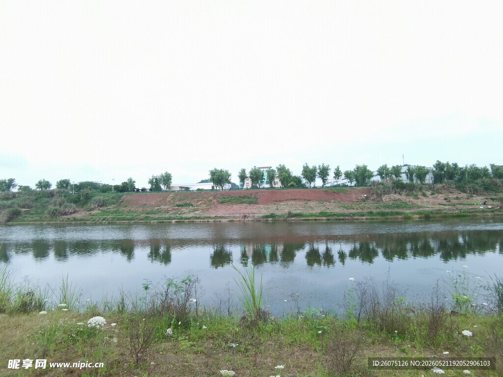 宁静湖畔风光