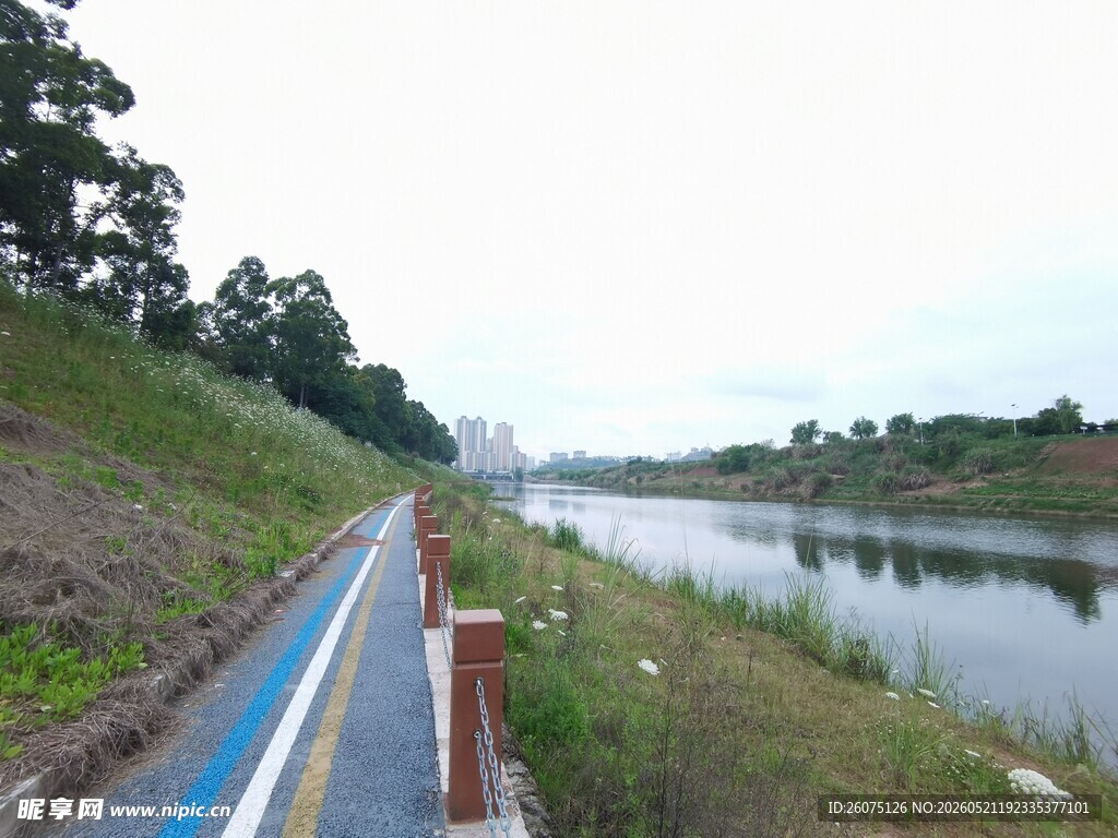 河边骑行道风景