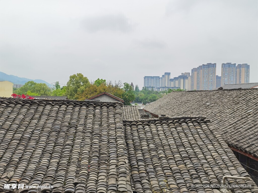 古瓦屋顶与远处现代建筑