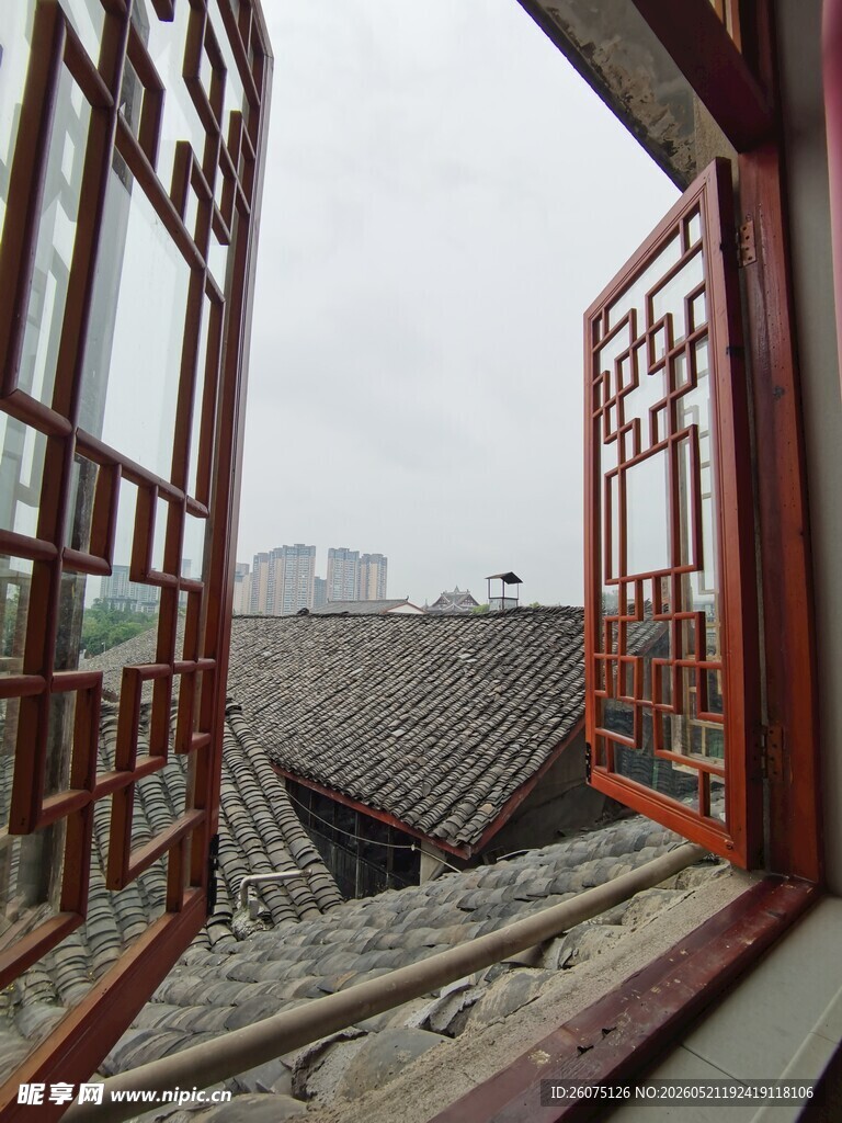 中式阁楼外的屋顶景致