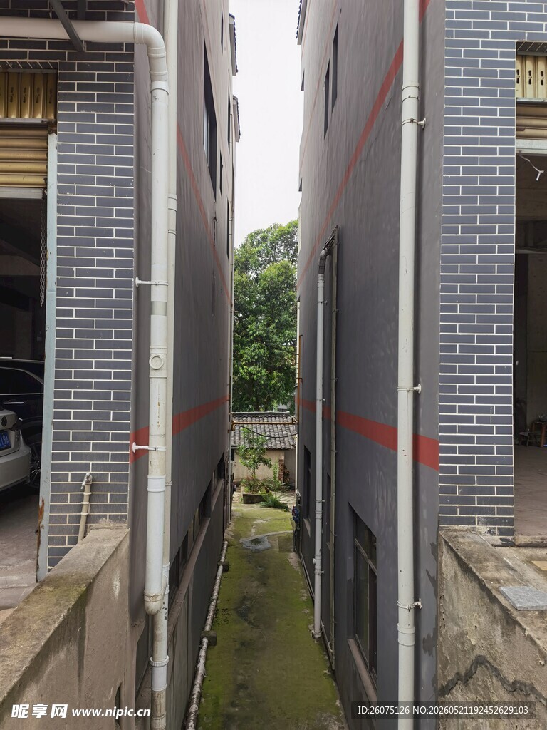 狭窄楼间缝隙景观