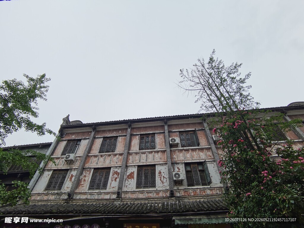 老旧多层居民楼外观