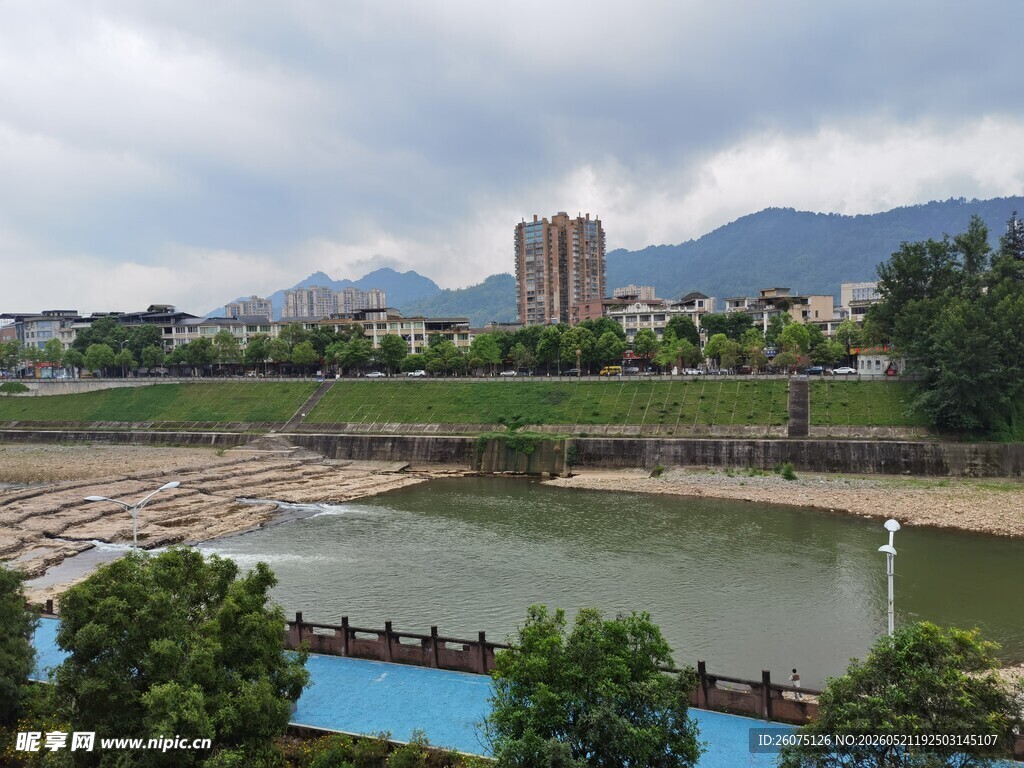 河畔风光城市与自然交融