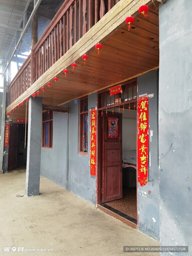乡村民居门口挂红灯笼迎祥