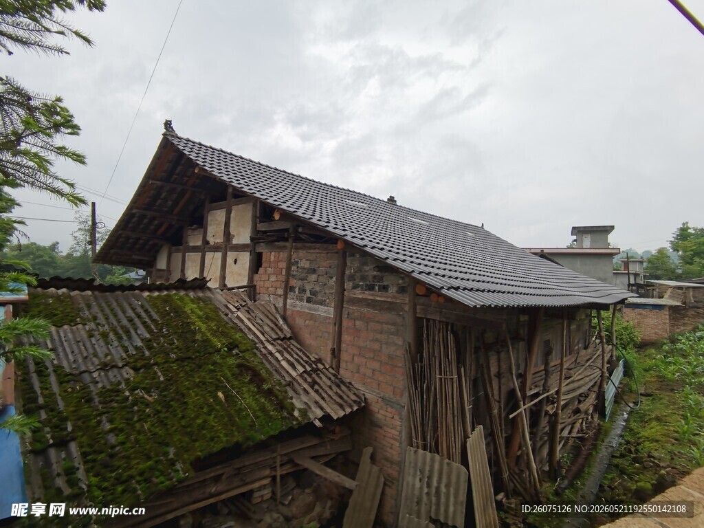 老旧木屋岁月中的乡村景致