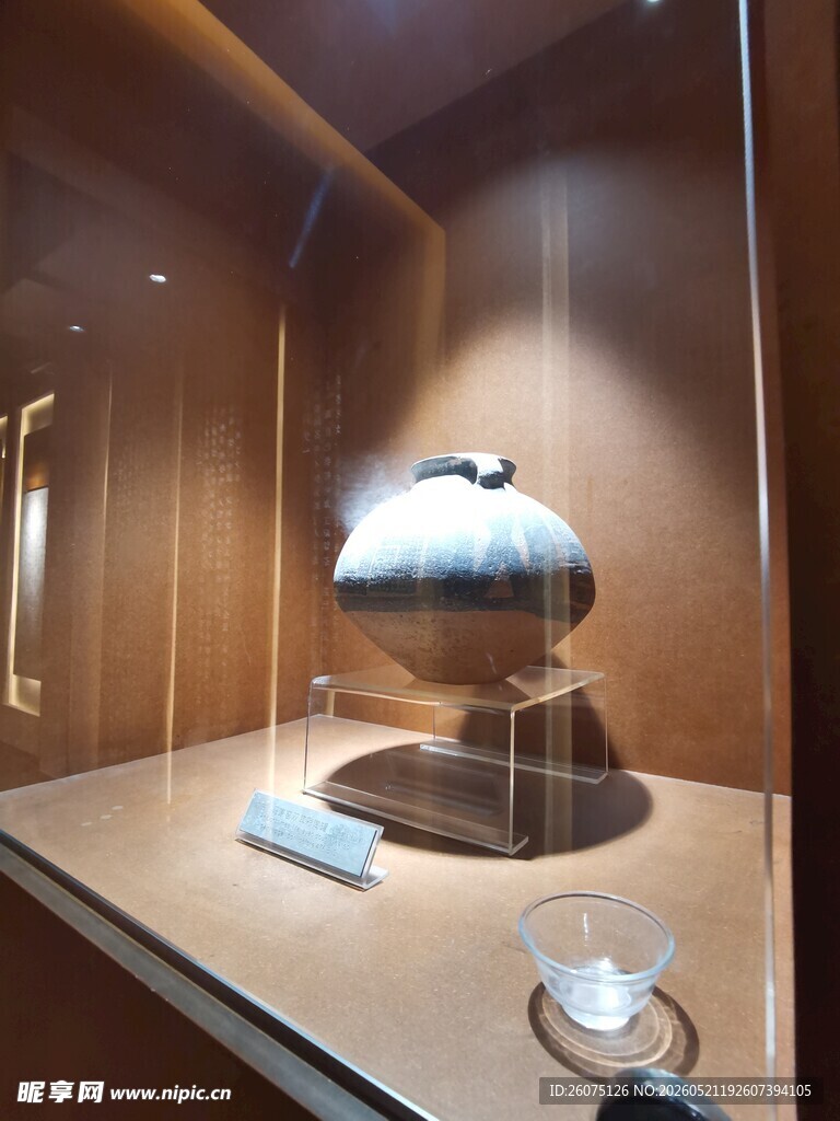 茶具展品陈列于精致展柜