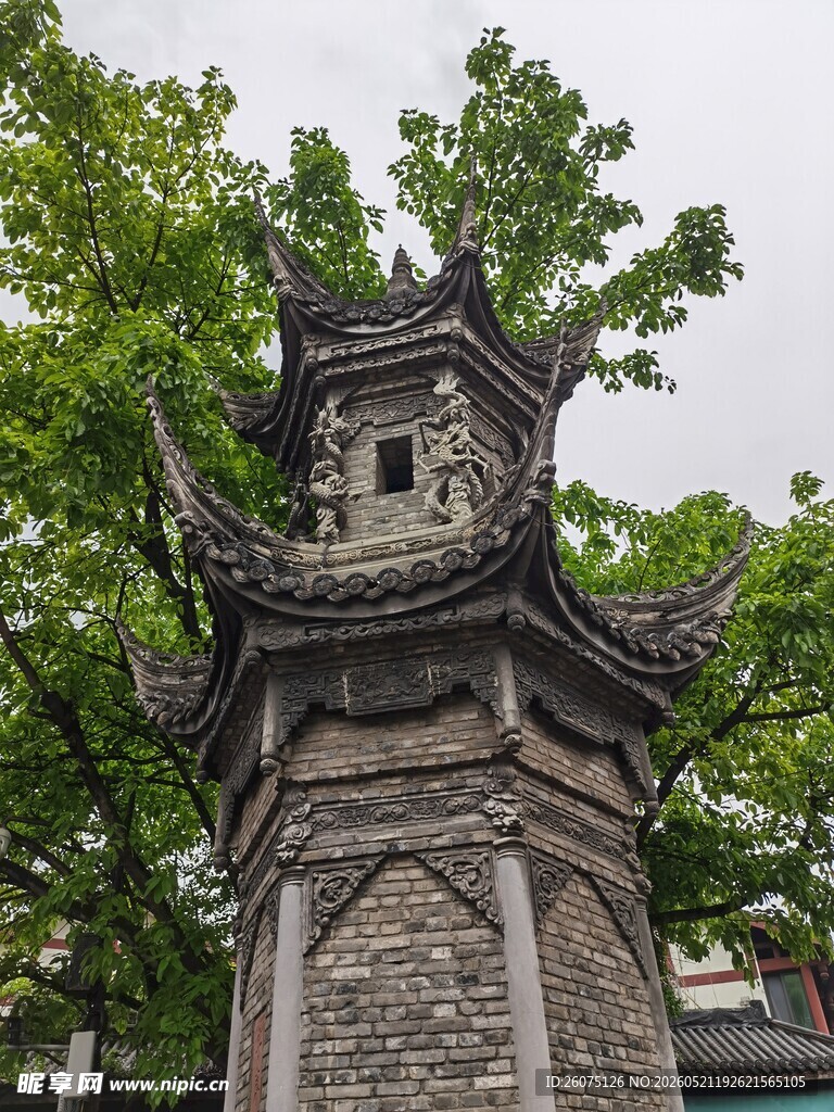 古朴中式塔楼隐于绿树间
