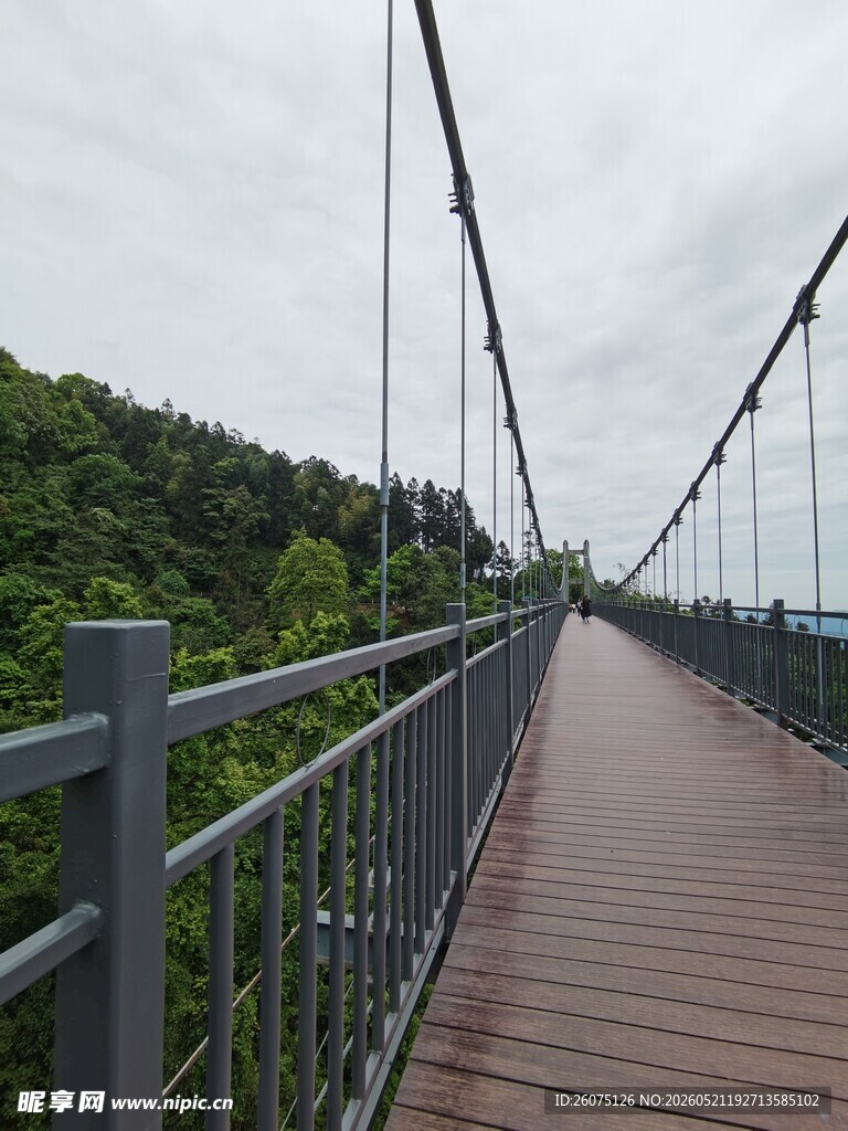 悬索桥漫步自然风光宜人