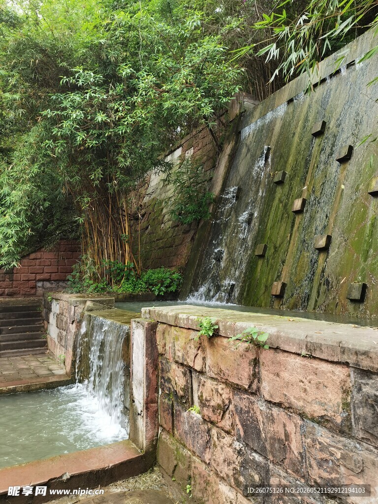 石墙瀑布下的清幽景致