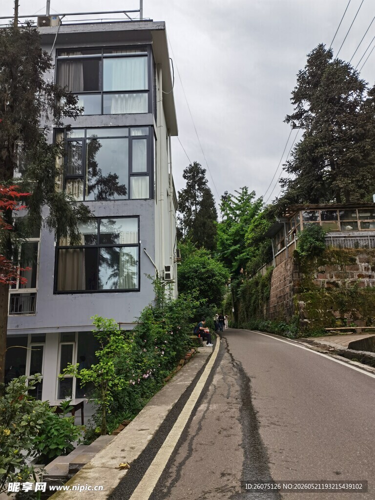 路边现代风格多层住宅