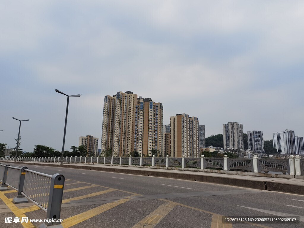 城市道路旁的高楼景观