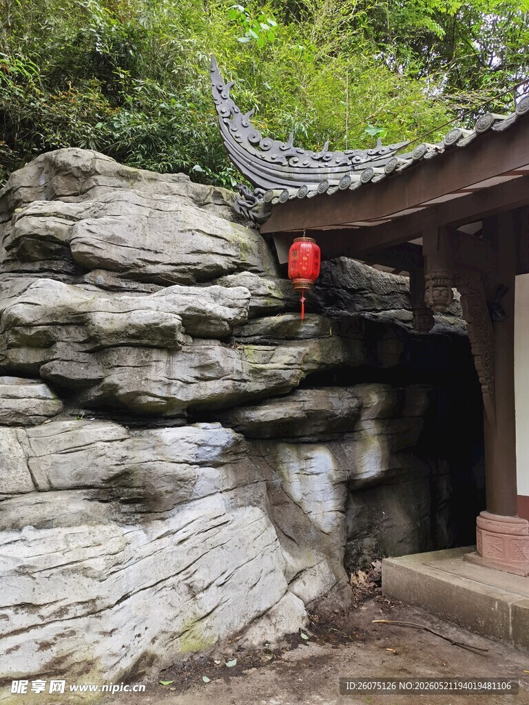 山间古亭旁的嶙峋怪石