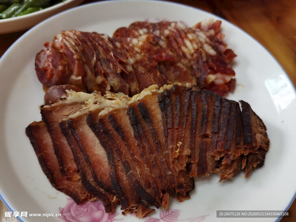 美味腊肉摆于盘中