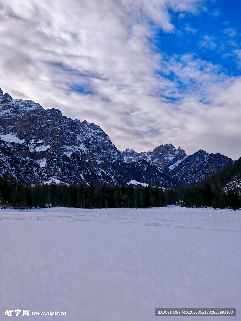冬日雪山雪景纯净风光