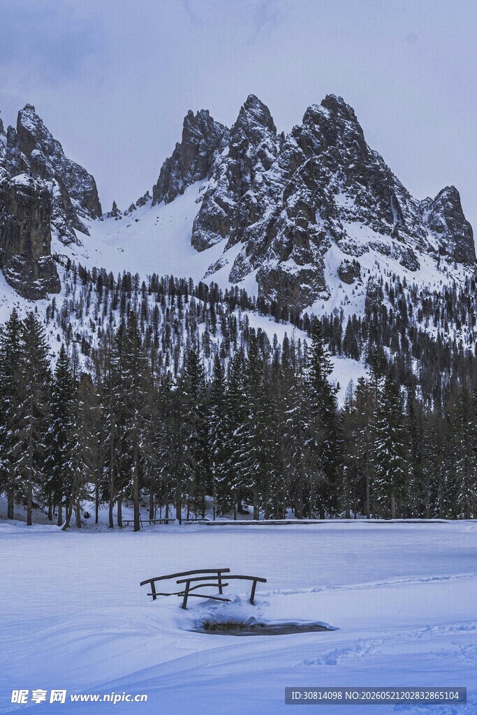 雪覆山峦旁的静谧湖景
