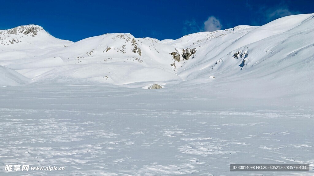 壮丽雪山景观