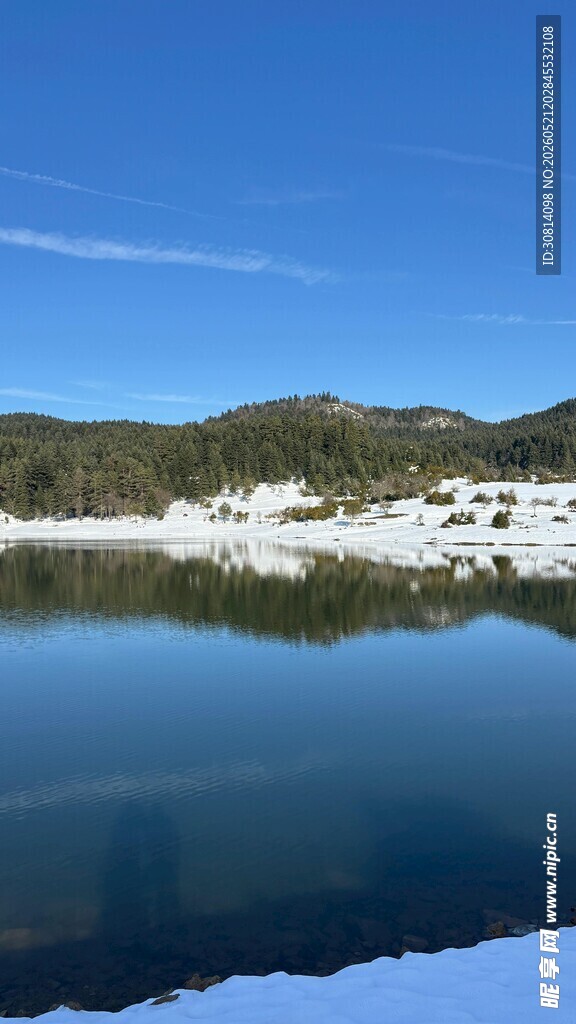 宁静湖面与远山倒影美景