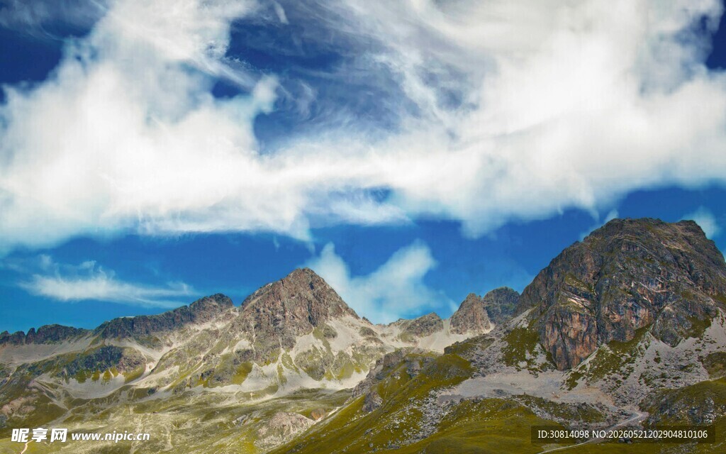 壮丽高山与蓝天白云景观