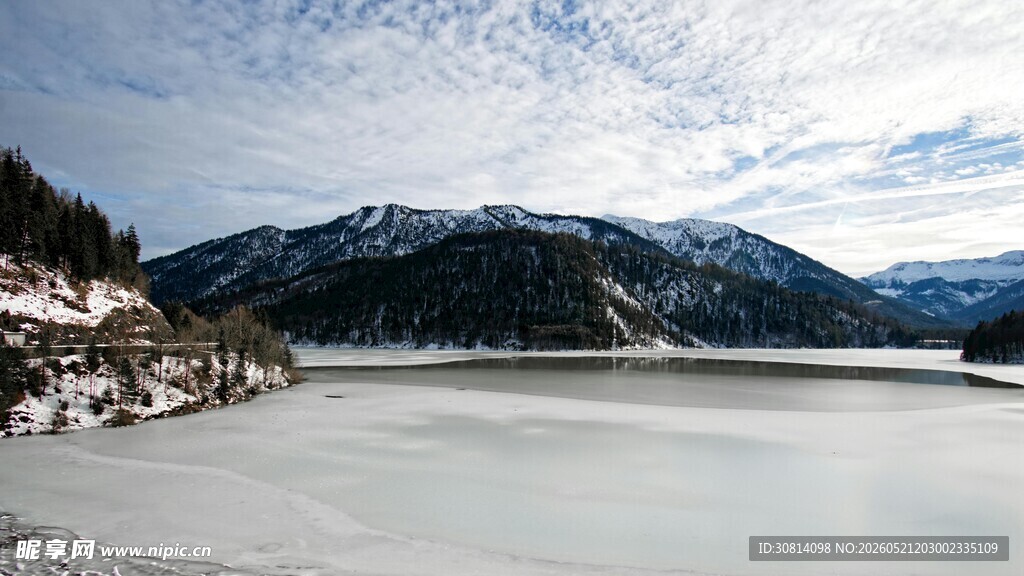 冬日冰封湖畔雪山美景