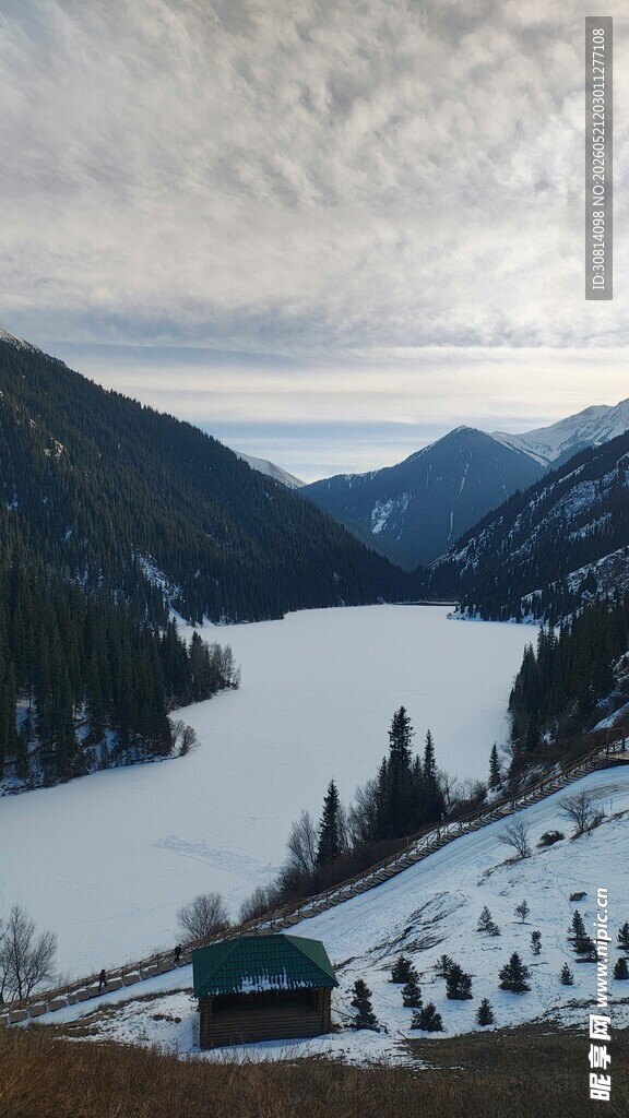 冬日山间冰封湖泊美景